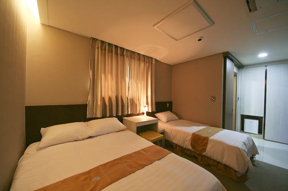 Hotel Lumia Myeongdong Сеул 3*,